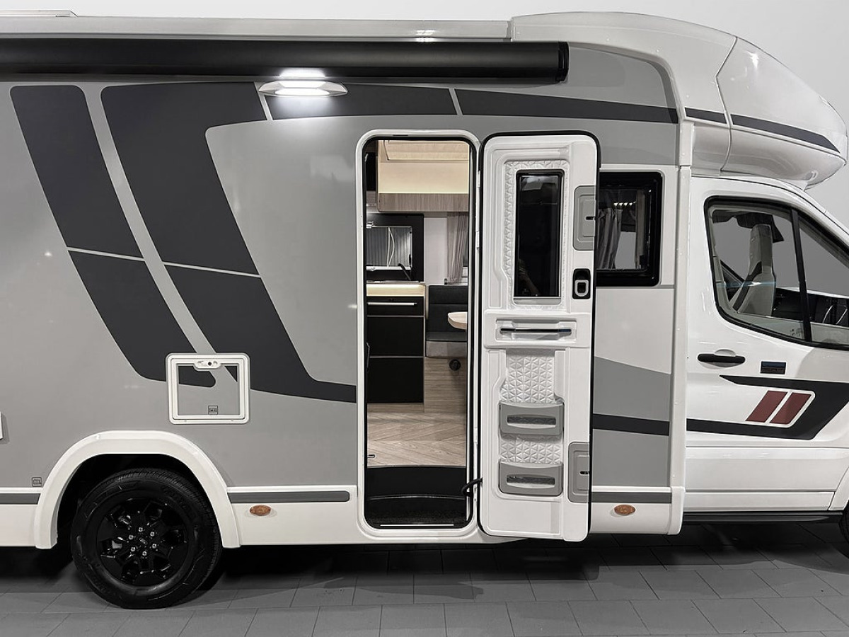 CHALLENGER 317 Graphite Edition 165hk AUTOMAT Långbädd Face-to-Face Adaptiv, bild 4 av 34