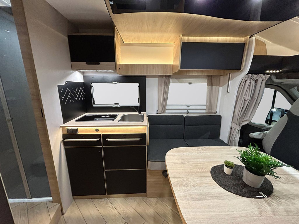 CHALLENGER 317 Graphite Edition 165hk AUTOMAT Långbädd Face-to-Face Adaptiv, bild 7 av 34