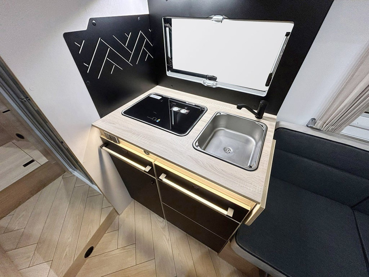 CHALLENGER 317 Graphite Edition 165hk AUTOMAT Långbädd Face-to-Face Adaptiv, bild 8 av 34