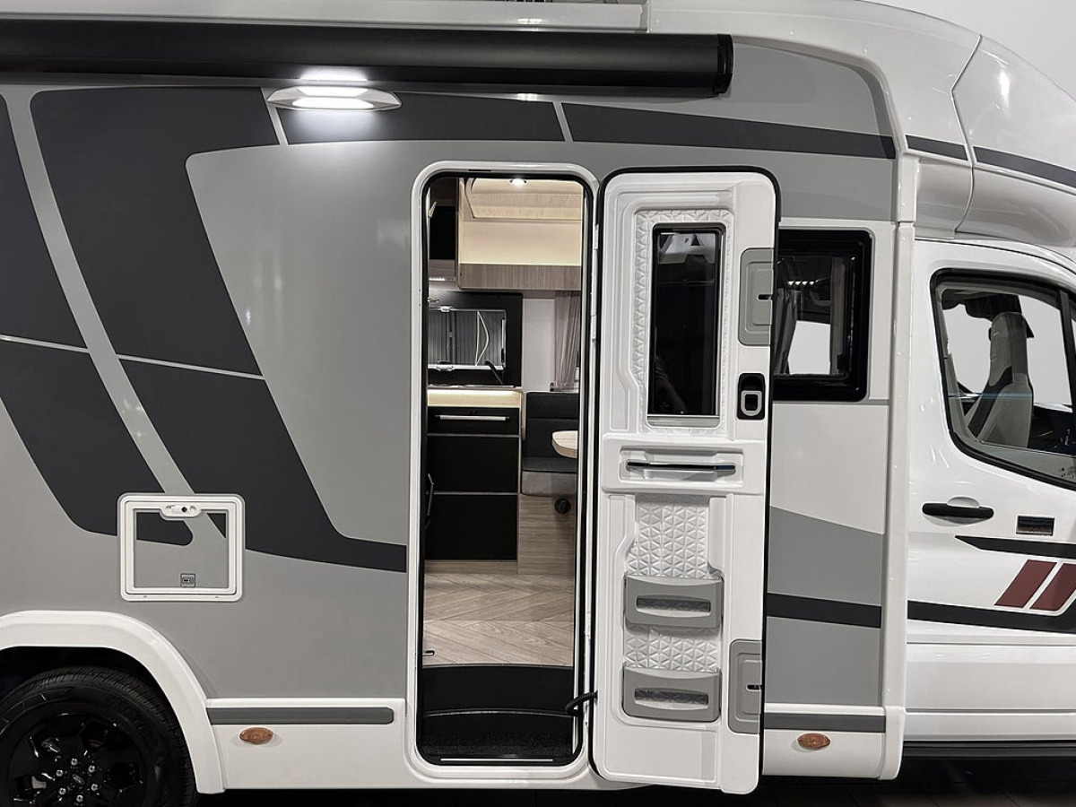CHALLENGER 317 Graphite Edition 165hk AUTOMAT Långbädd Face-to-Face Adaptiv, bild 25 av 34