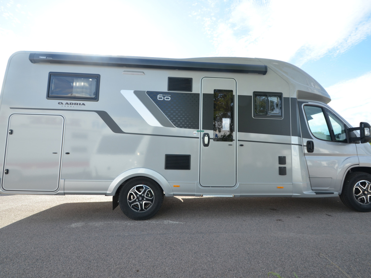 Adria CORAL 670 DL 60Y - Fiat MultiJet3 140HP (103kW) HD 35L, bild 3 av 17