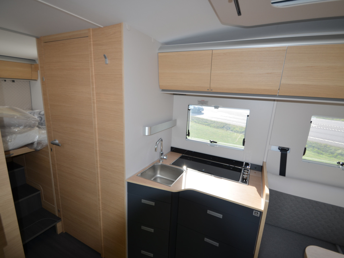 Adria CORAL 670 DL 60Y - Fiat MultiJet3 140HP (103kW) HD 35L, bild 7 av 17