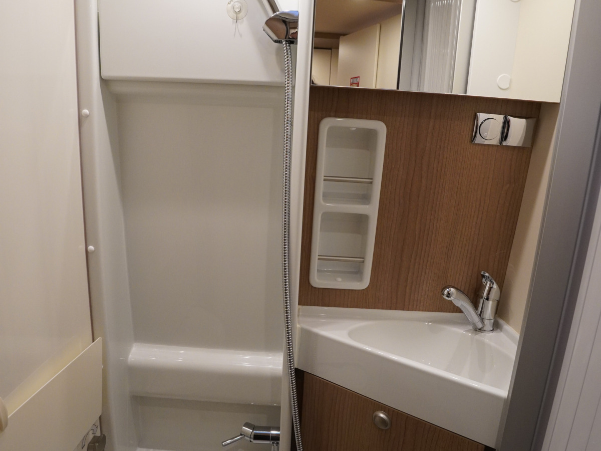 Malibu 640 LE RB first classtwo rooms Solcell Takfläkt, bild 10 av 19