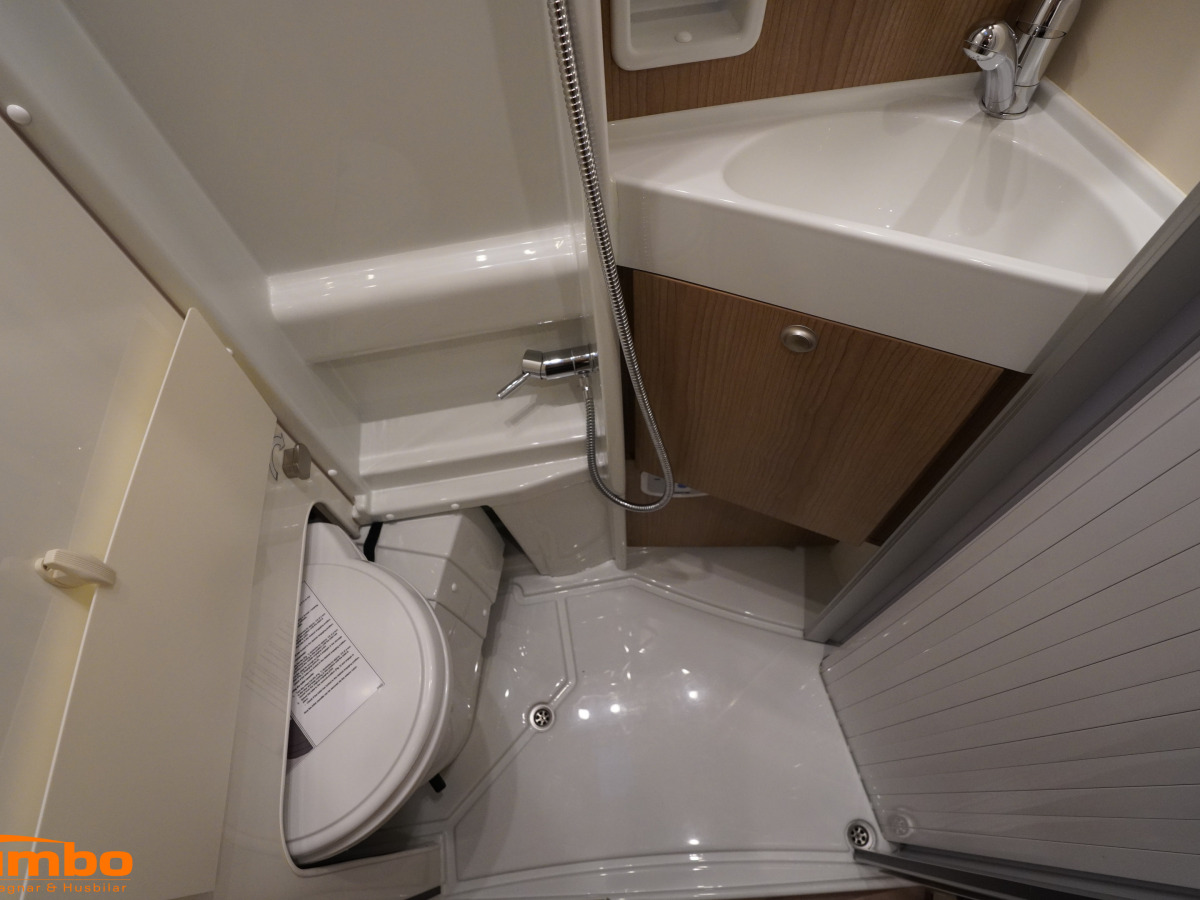 Malibu 640 LE RB first classtwo rooms Solcell Takfläkt, bild 11 av 19