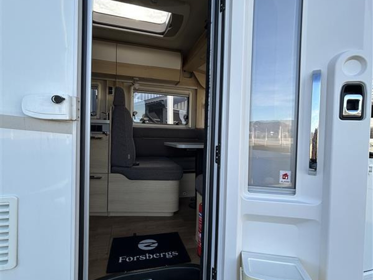Hymer B680 MC - Smidig fin bil för 4 personer, bild 2 av 21