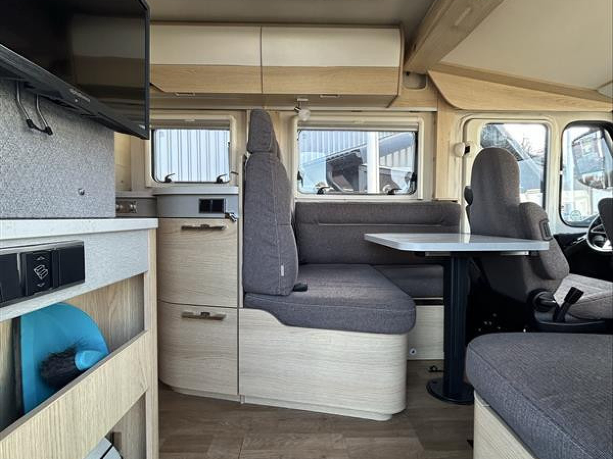 Hymer B680 MC - Smidig fin bil för 4 personer, bild 3 av 21