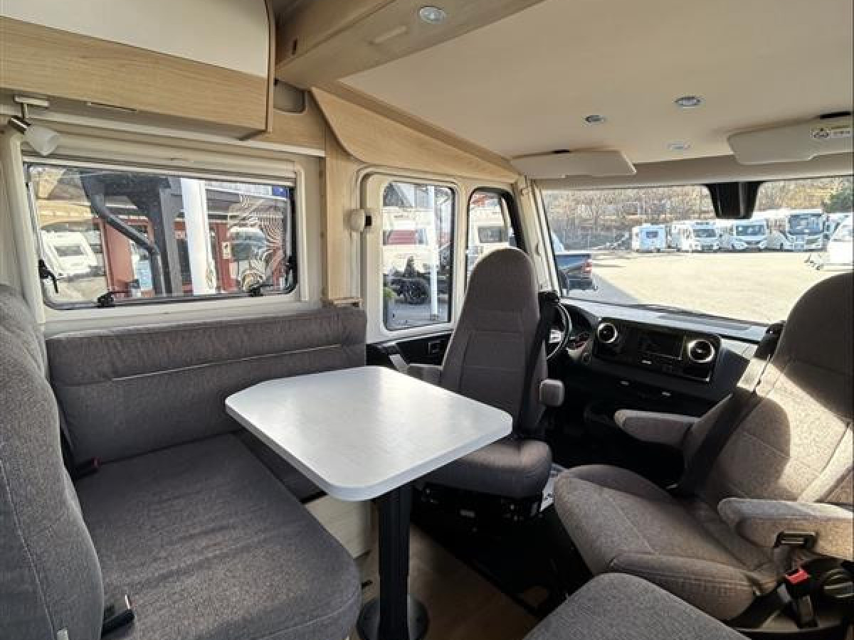 Hymer B680 MC - Smidig fin bil för 4 personer, bild 4 av 21