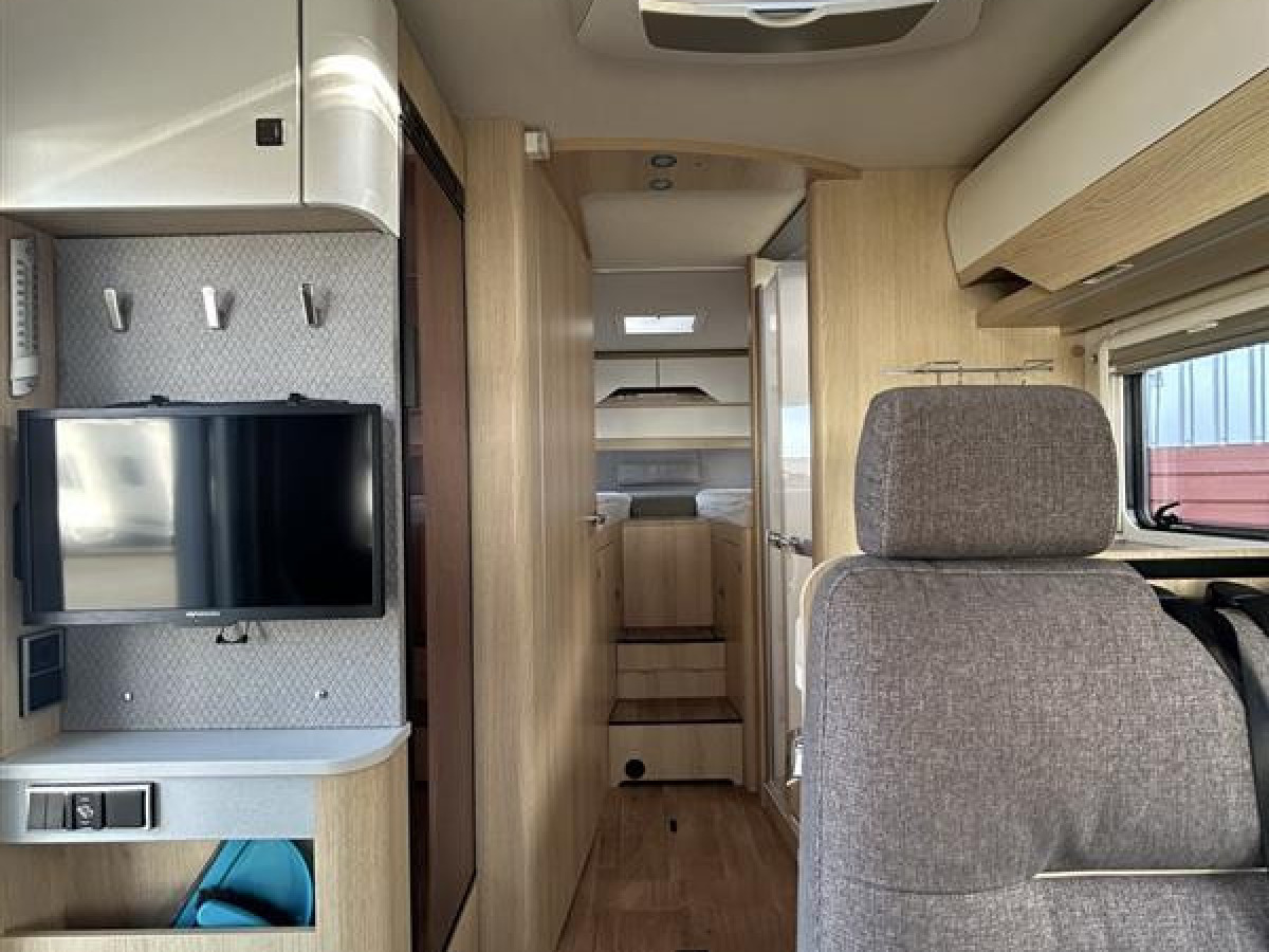 Hymer B680 MC - Smidig fin bil för 4 personer, bild 5 av 21
