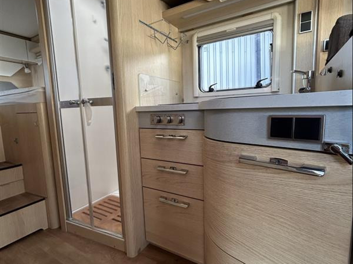 Hymer B680 MC - Smidig fin bil för 4 personer, bild 6 av 21