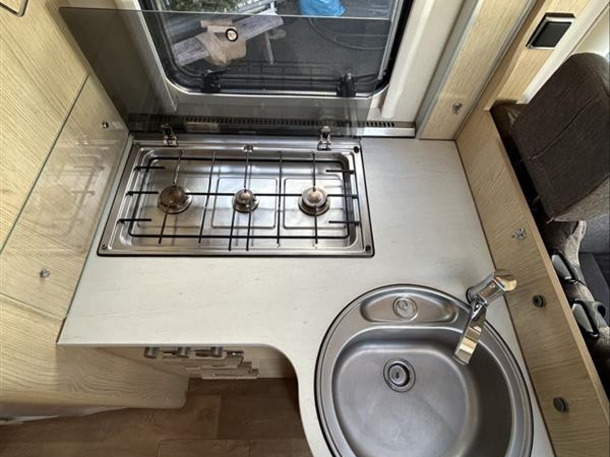 Hymer B680 MC - Smidig fin bil för 4 personer, bild 7 av 21