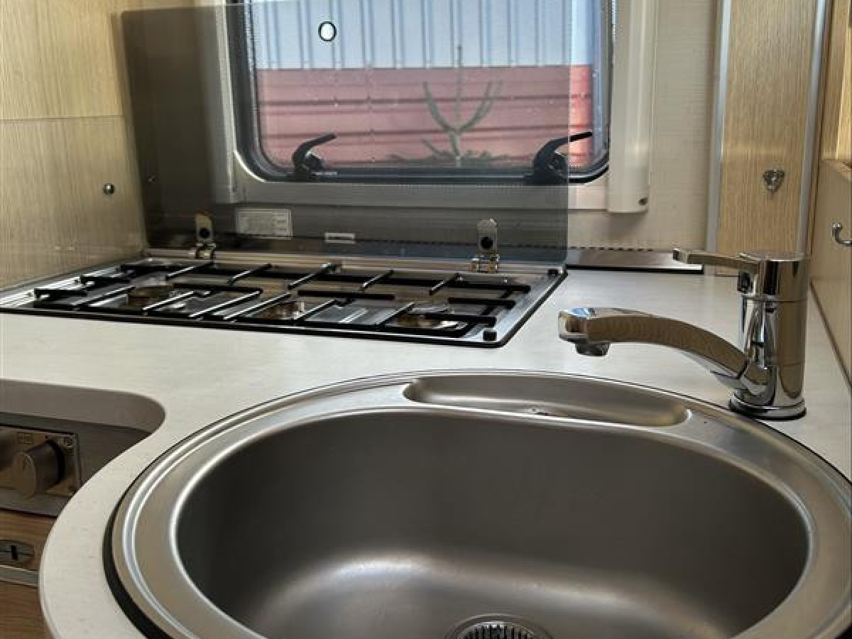 Hymer B680 MC - Smidig fin bil för 4 personer, bild 8 av 21