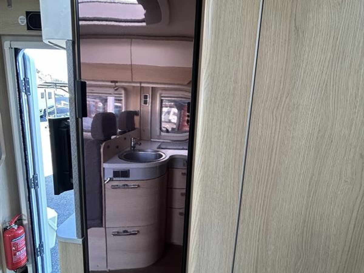 Hymer B680 MC - Smidig fin bil för 4 personer, bild 9 av 21