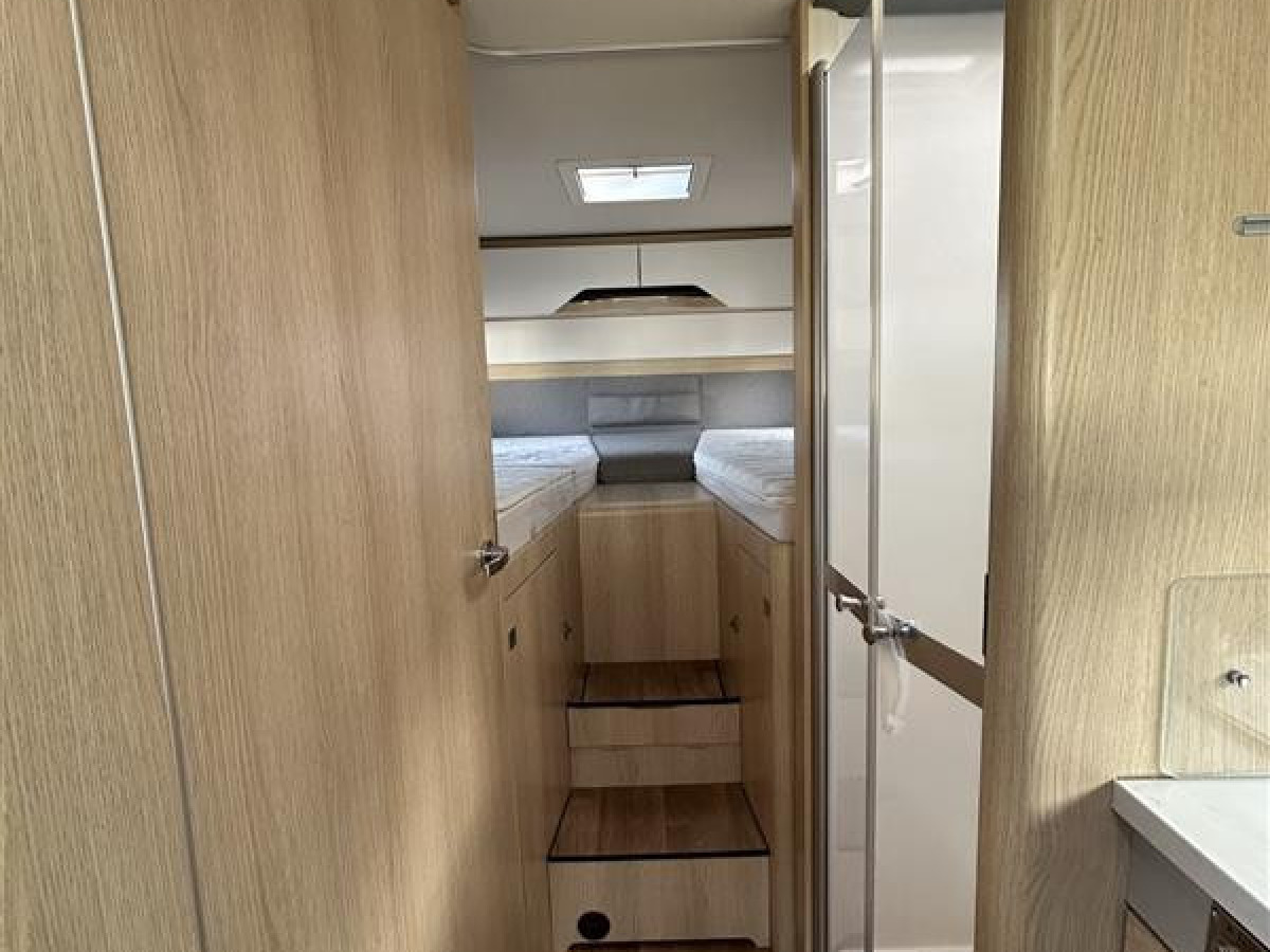 Hymer B680 MC - Smidig fin bil för 4 personer, bild 10 av 21