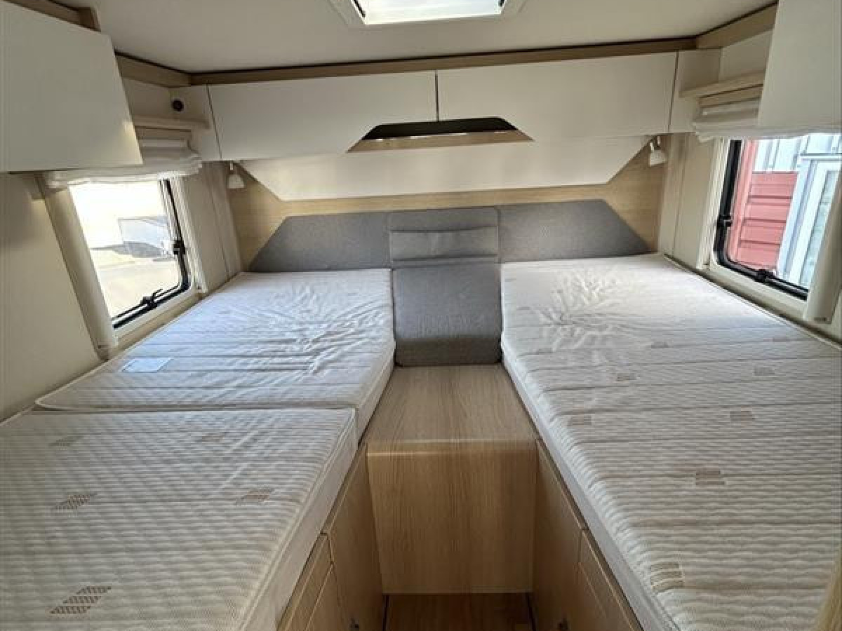 Hymer B680 MC - Smidig fin bil för 4 personer, bild 11 av 21