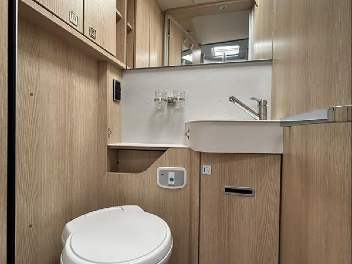 Hymer B680 MC - Smidig fin bil för 4 personer, bild 13 av 21