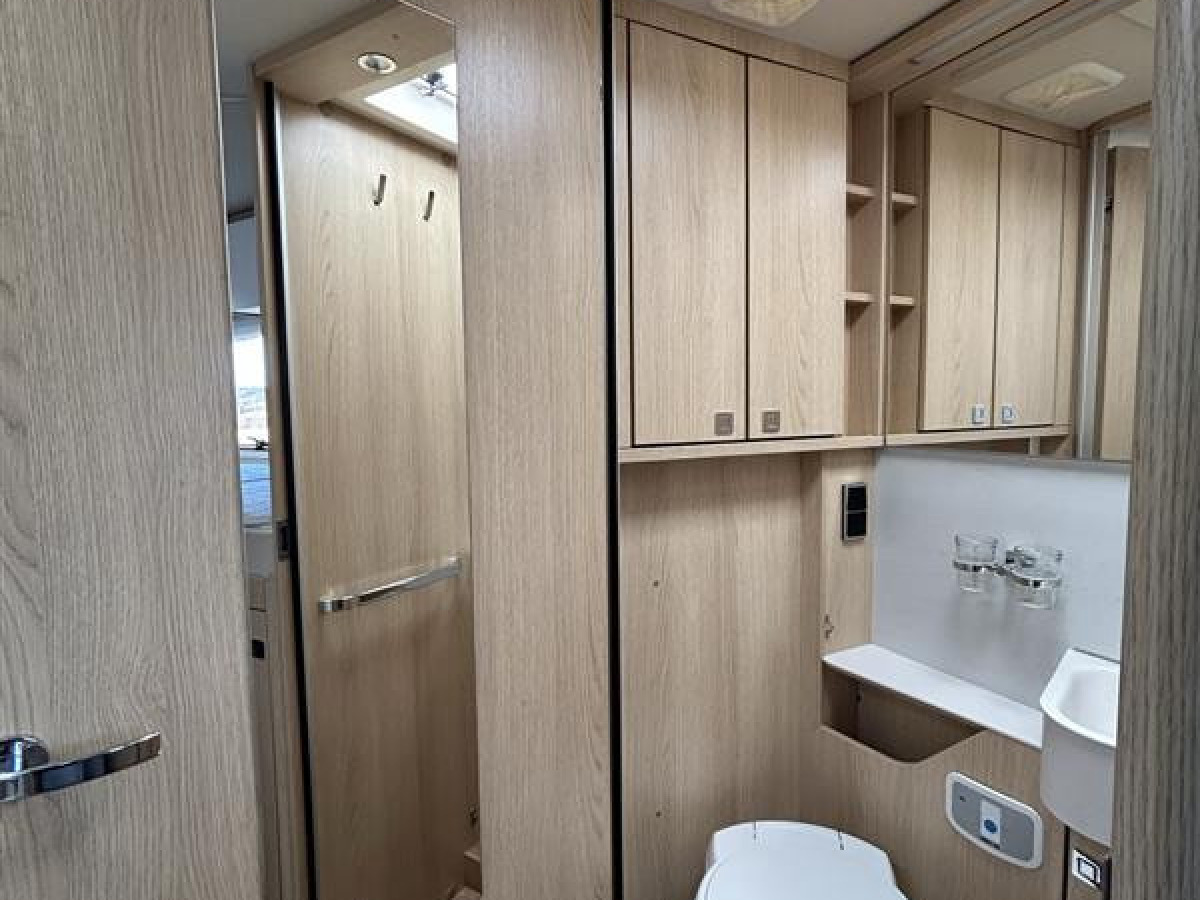 Hymer B680 MC - Smidig fin bil för 4 personer, bild 14 av 21