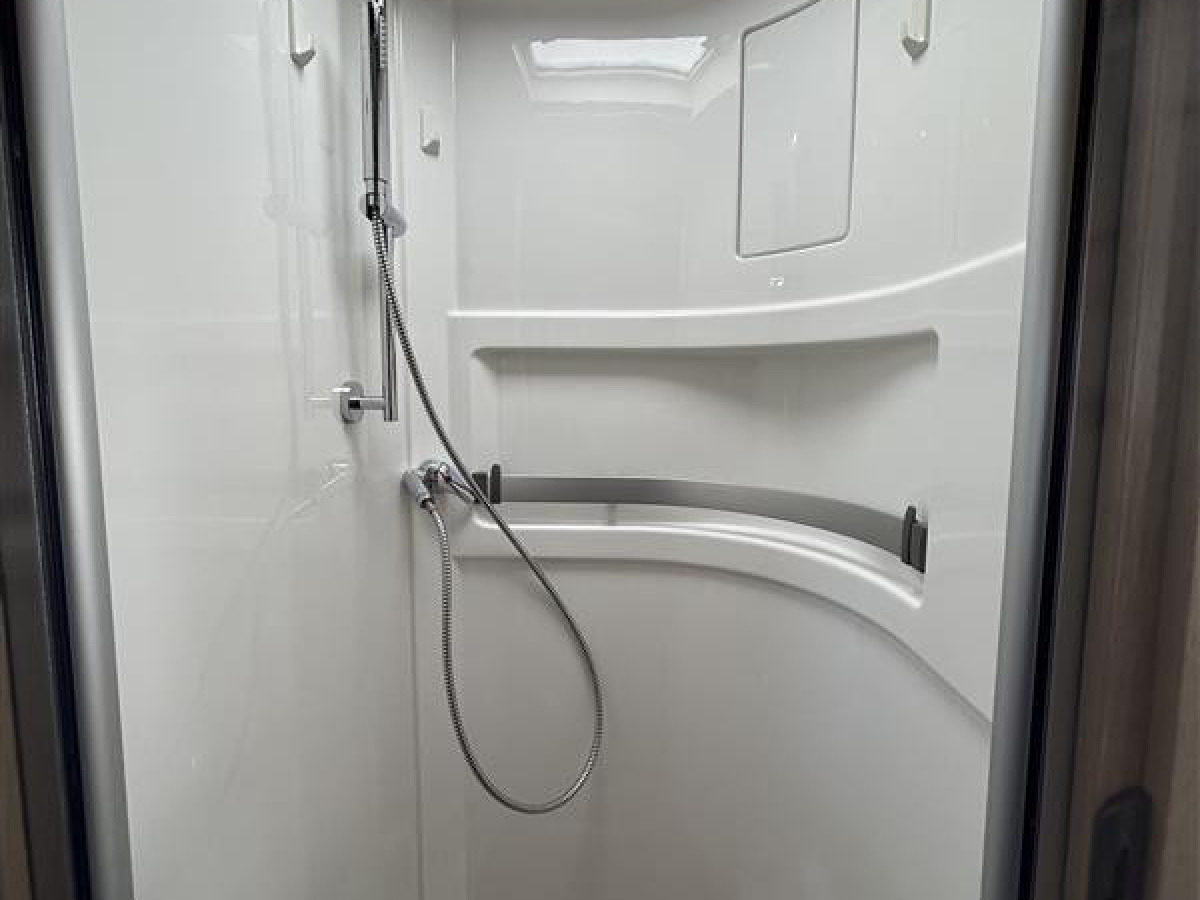 Hymer B680 MC - Smidig fin bil för 4 personer, bild 15 av 21