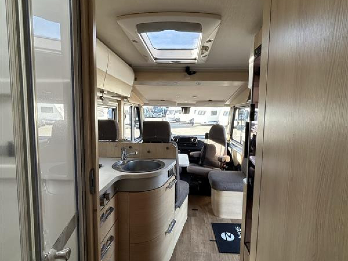 Hymer B680 MC - Smidig fin bil för 4 personer, bild 16 av 21