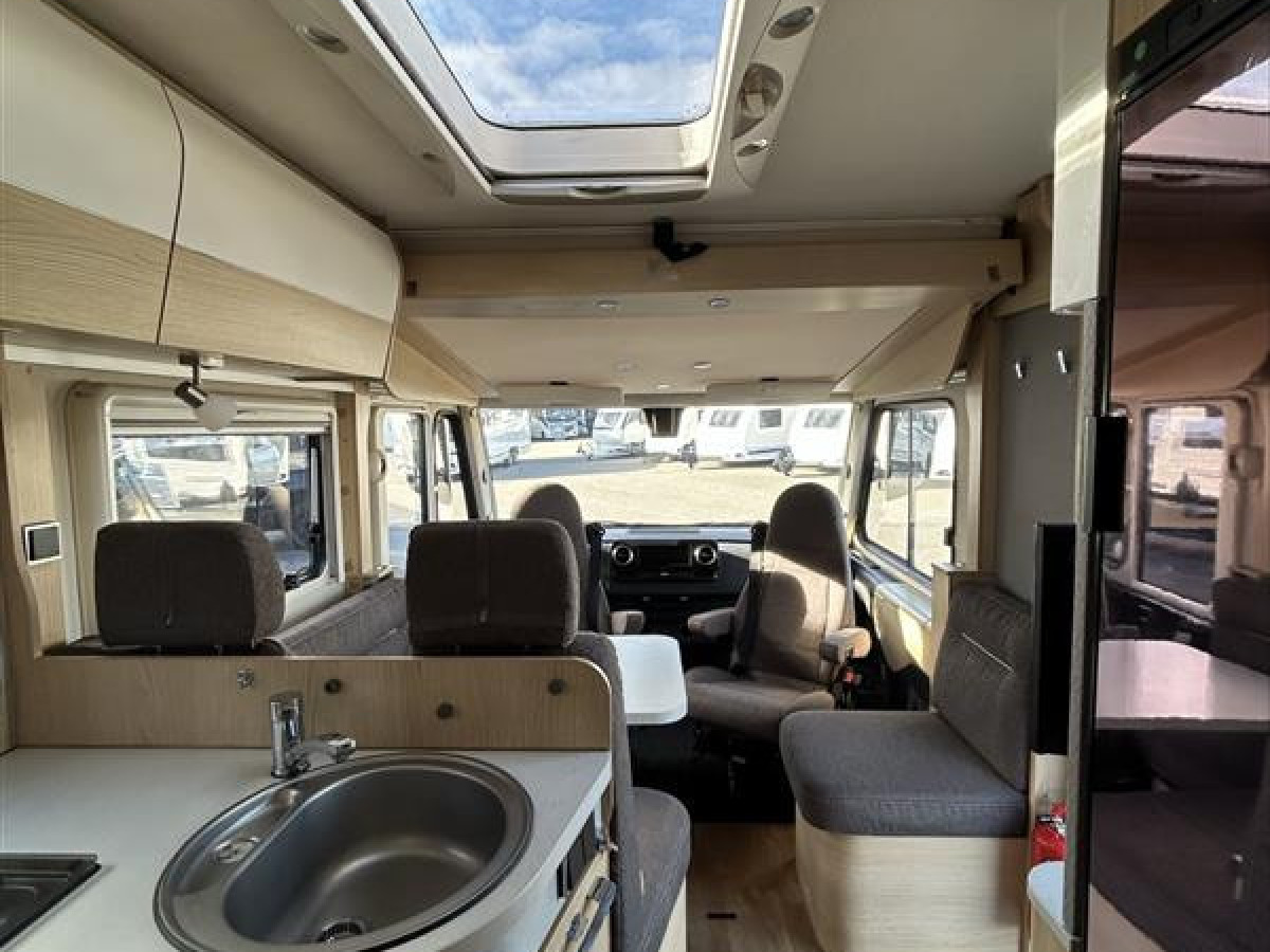 Hymer B680 MC - Smidig fin bil för 4 personer, bild 17 av 21