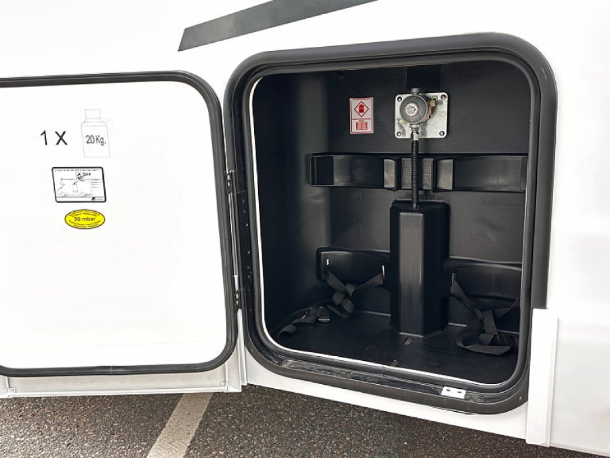 Ci Magis 82 XT Alde värme, långbädd, taksäng, Automat 8G 0,99 Ränt, bild 11 av 22