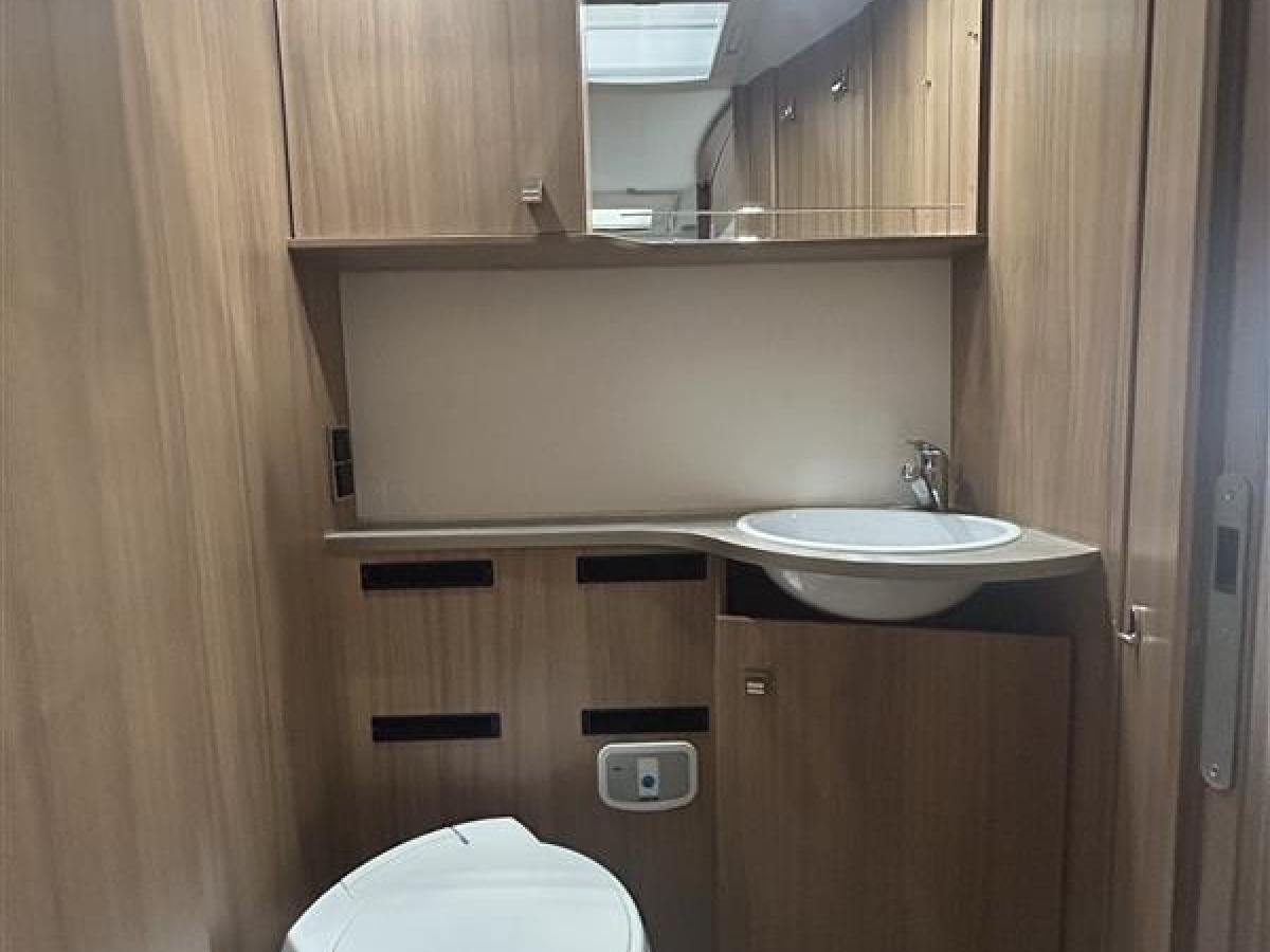 Pilote I 740 C / Alde / AC bodel / Perfekt bil för 4 redo för nya resor /, bild 11 av 18