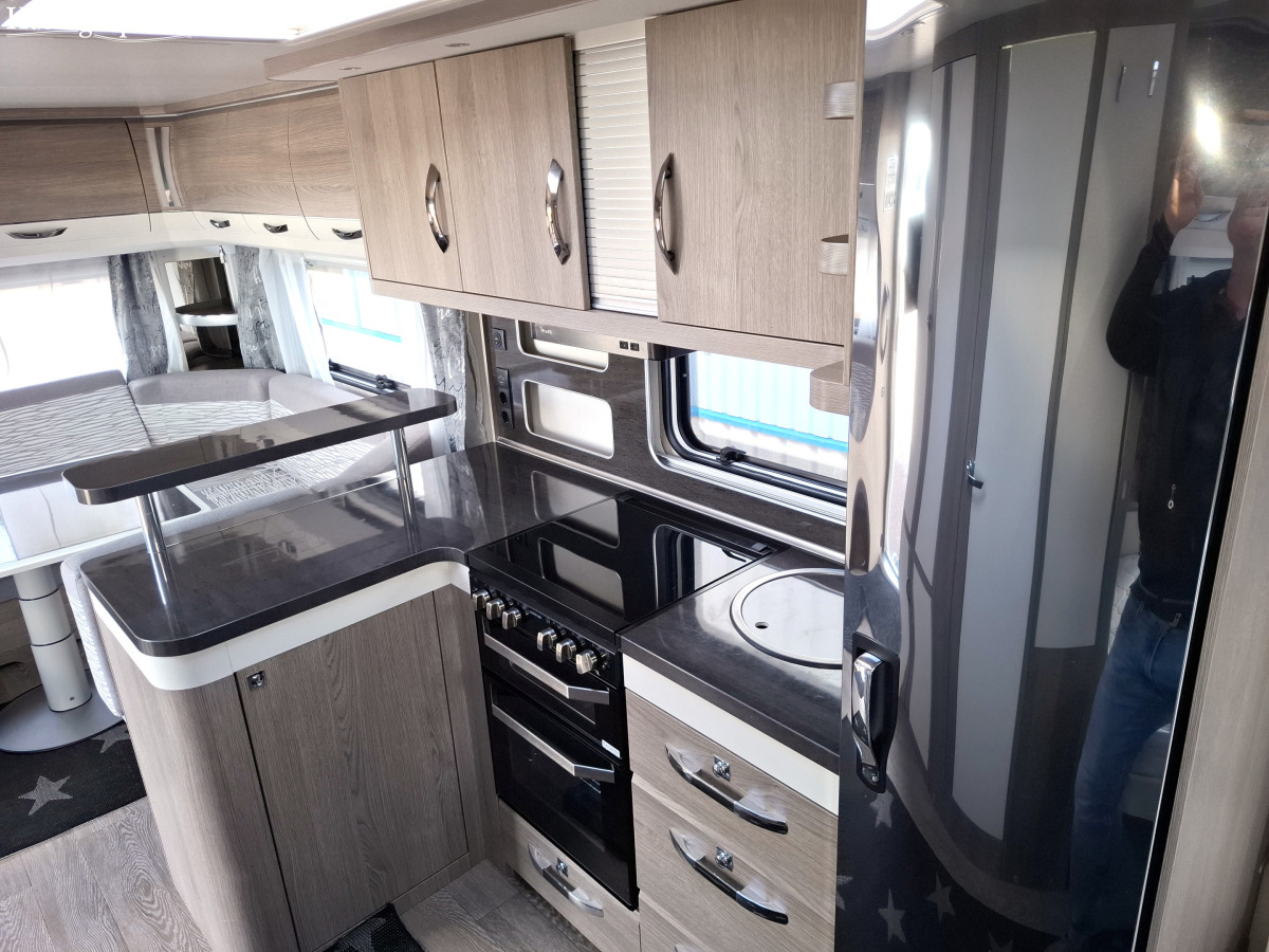 Hobby 620 CL PRESTIGE, Alde, Långbäddar, Solpanel, Markis med sidor, Ugn, bild 9 av 11
