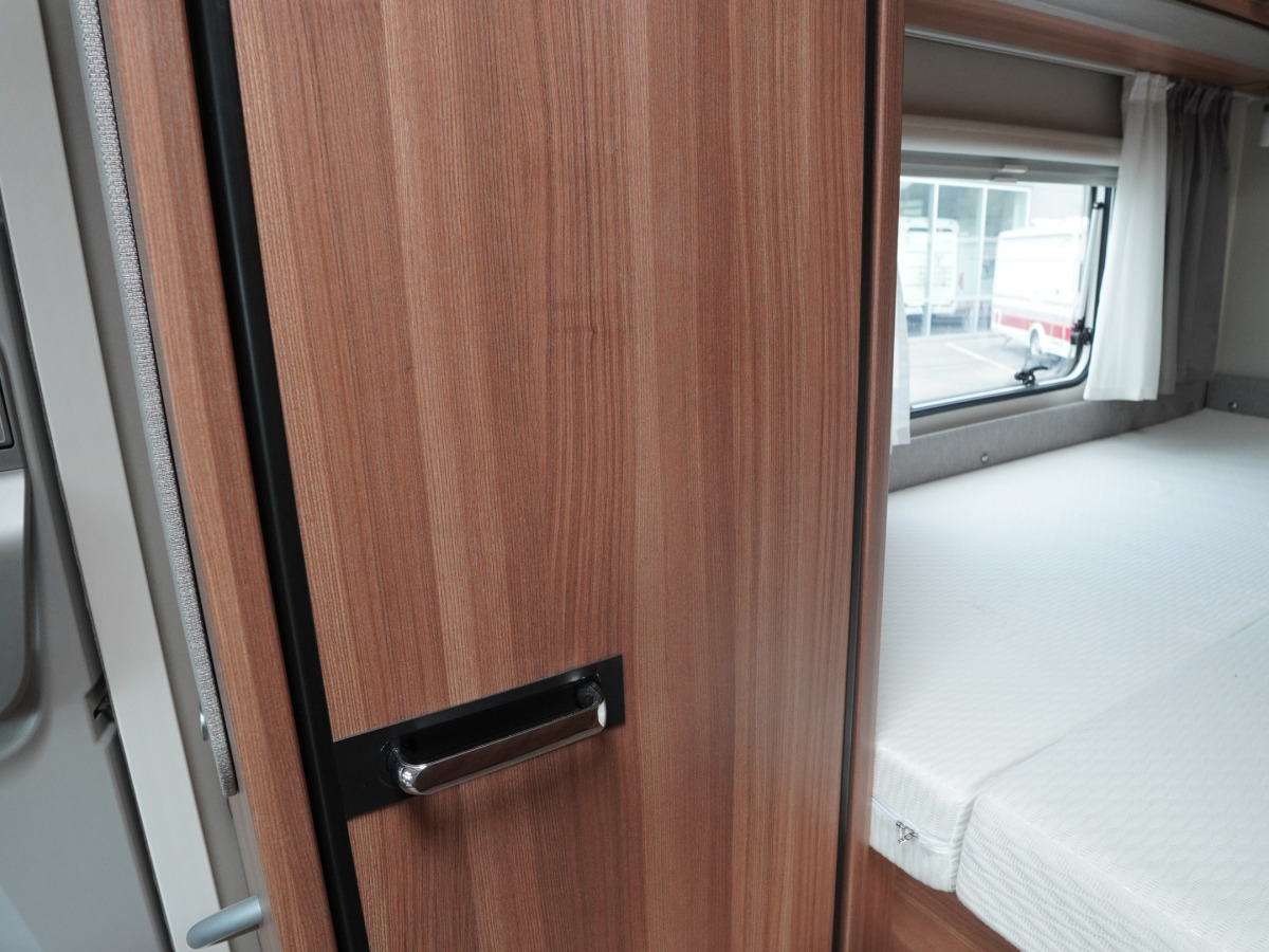 Weinsberg Carasuite 650 MF Solcell Cykelställ, bild 8 av 17