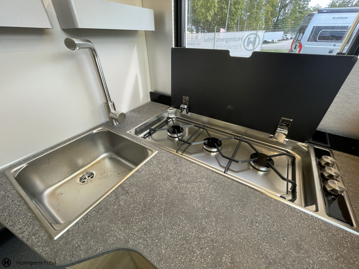 Adria CORAL SELECT 670 SL TRUMA DIESEL SUNROOF LÅNGBÄDDAR, bild 12 av 29