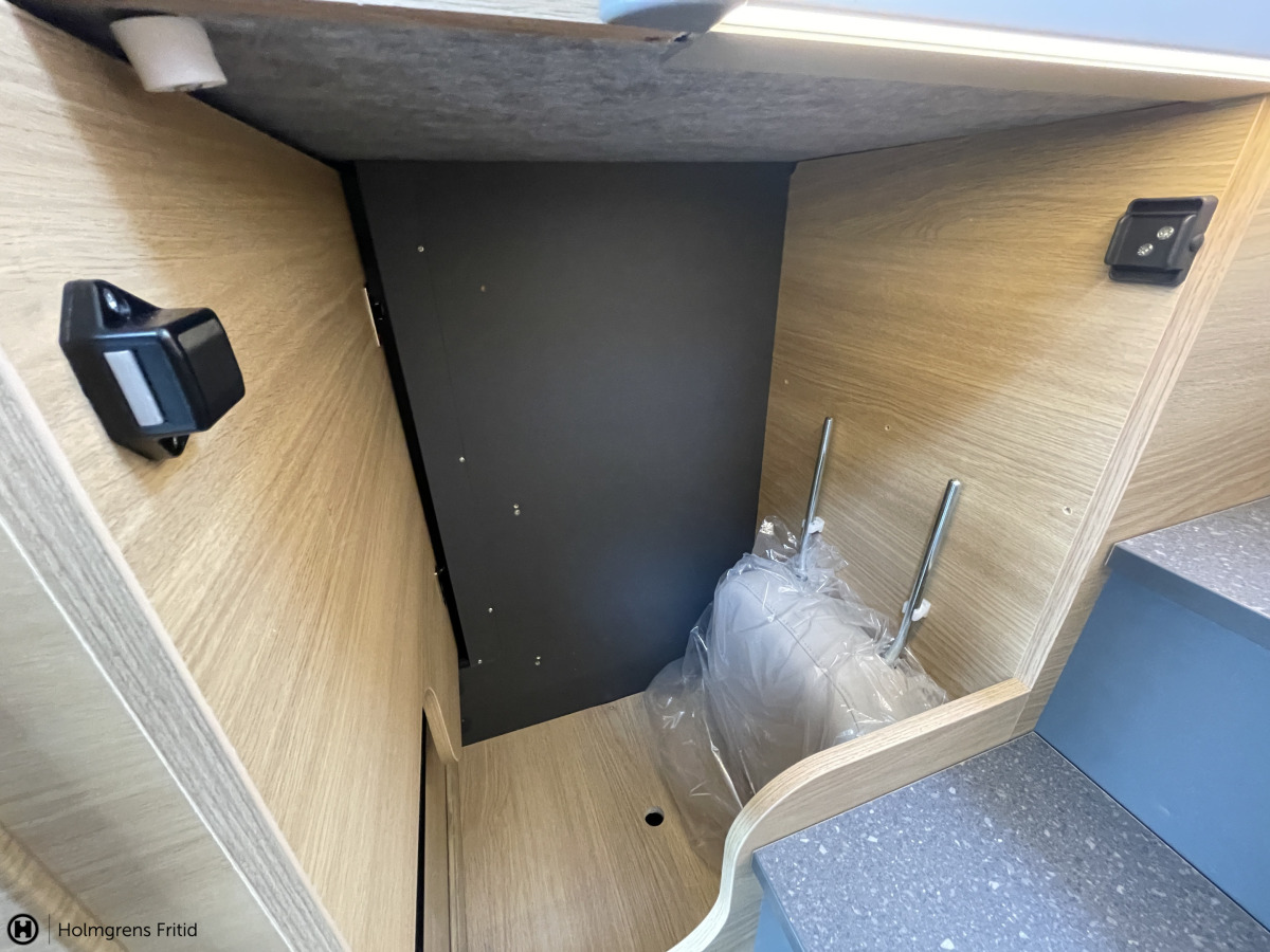 Adria CORAL SELECT 670 SL TRUMA DIESEL SUNROOF LÅNGBÄDDAR, bild 18 av 29