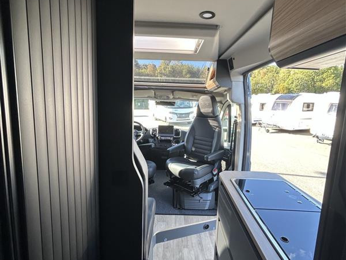 Pilote V630J EVIDENC Shadow Med skydome Stora multimediapaketet med trådlös laddning och digital instrumentpanel, bild 13 av 19
