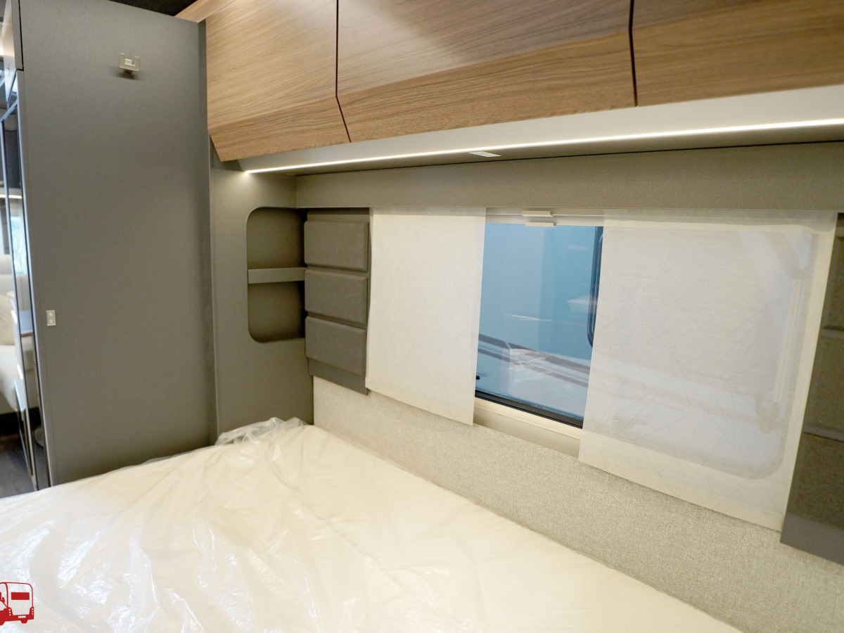 Knaus AZUR 500 FU Fransk säng, bild 16 av 25