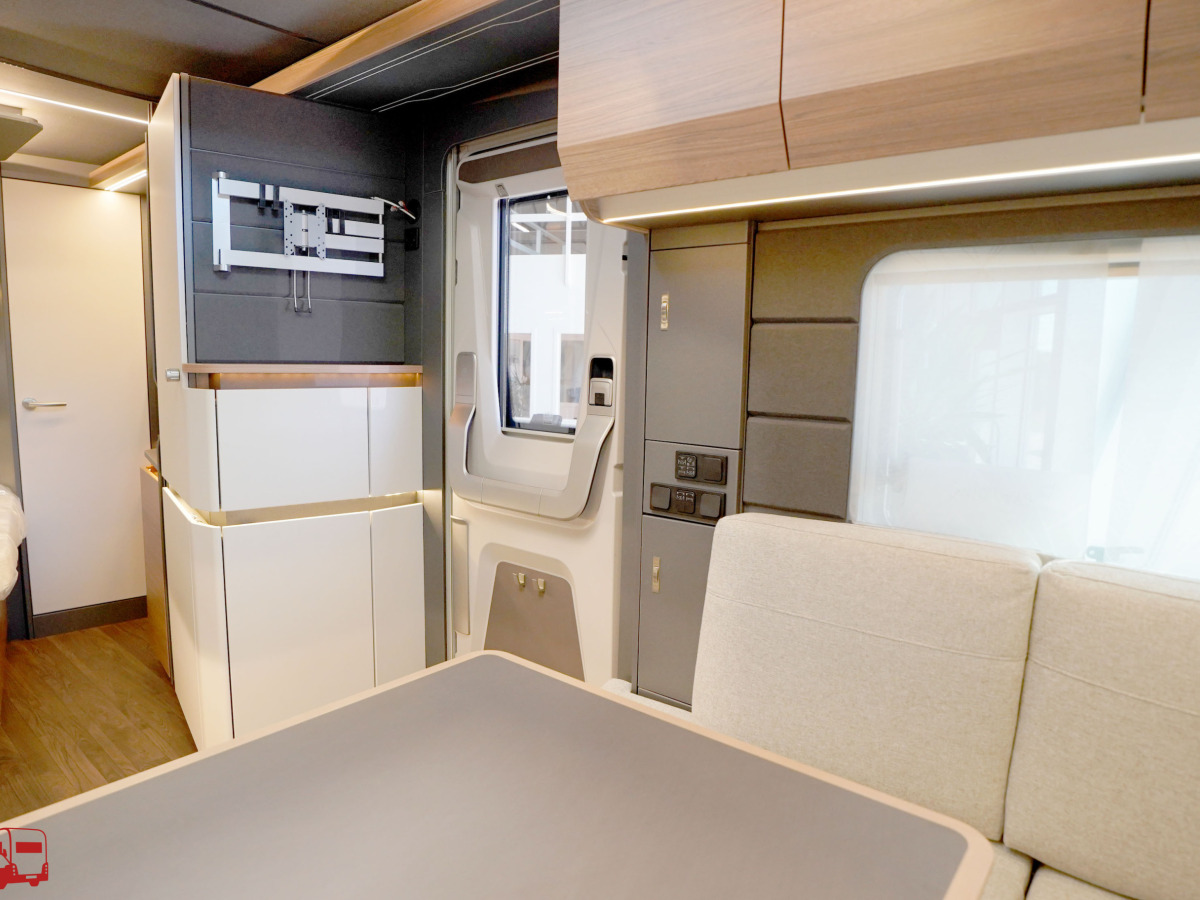 Knaus AZUR 500 FU Fransk säng, bild 8 av 25