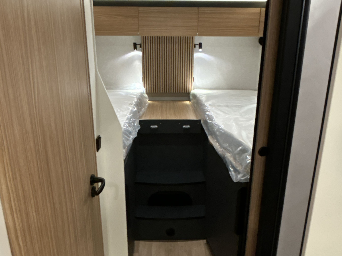 Pilote P740 FGJ Höga Långbäddar med taksäng, bild 8 av 27