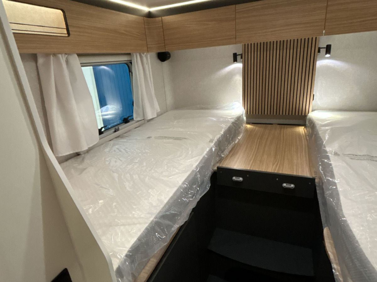 Pilote P740 FGJ Höga Långbäddar med taksäng, bild 9 av 27