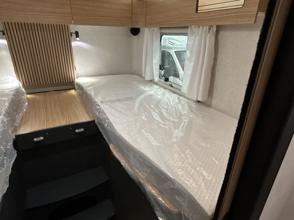 Pilote P740 FGJ Höga Långbäddar med taksäng, bild 10 av 27