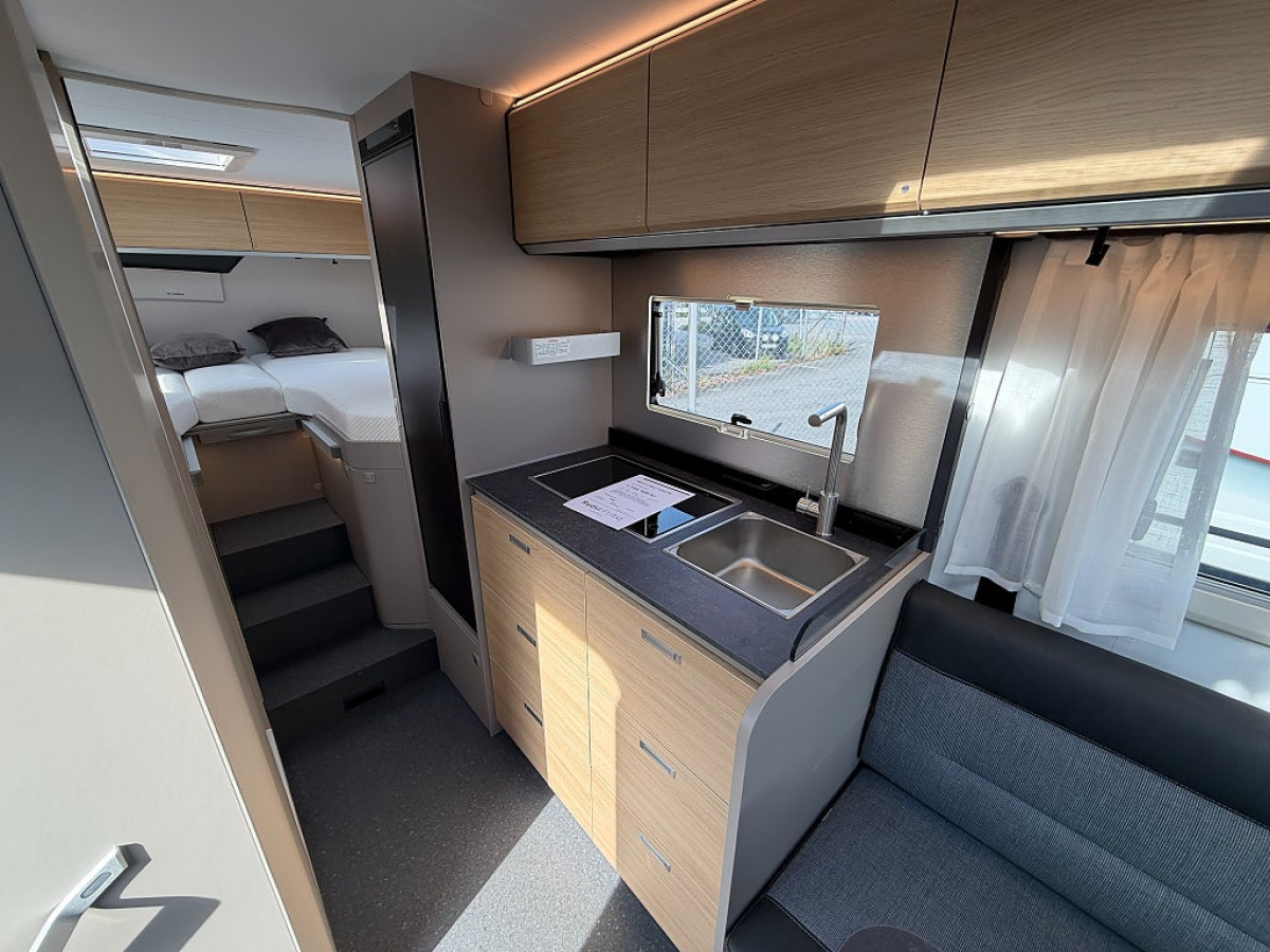 Adria Compact Select DL *Långbädd*Dieselvärmare*, bild 9 av 18