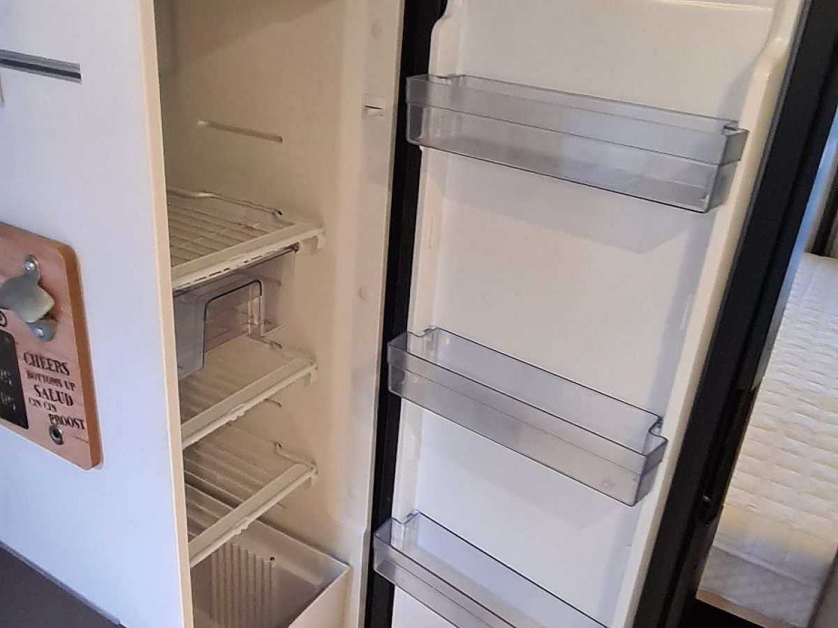 Bürstner Eliseo Active Dubbelsäng, Stort kylskåp, Automat, bild 8 av 14