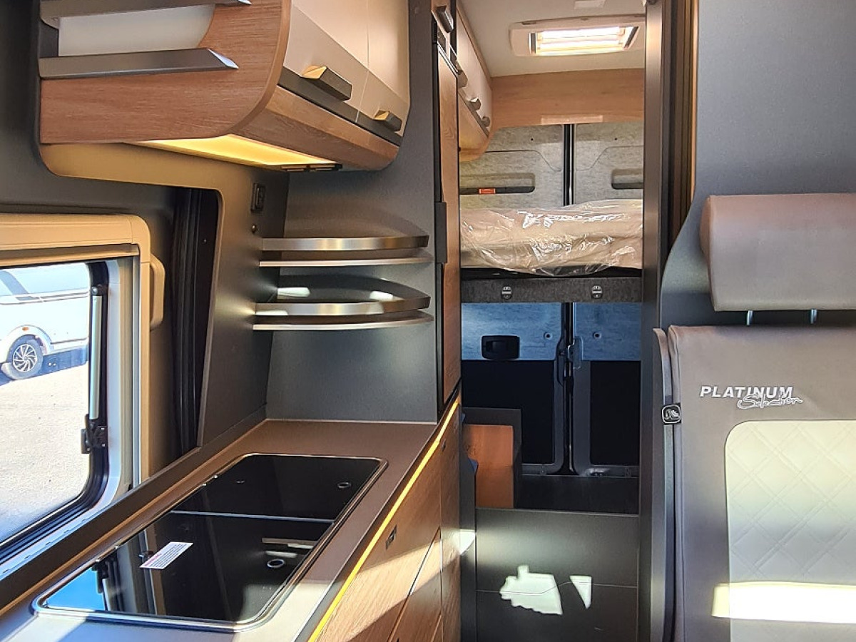 Knaus 630 ME BoxLife automatlåda, lyftsäng, högt tak, bild 8 av 13