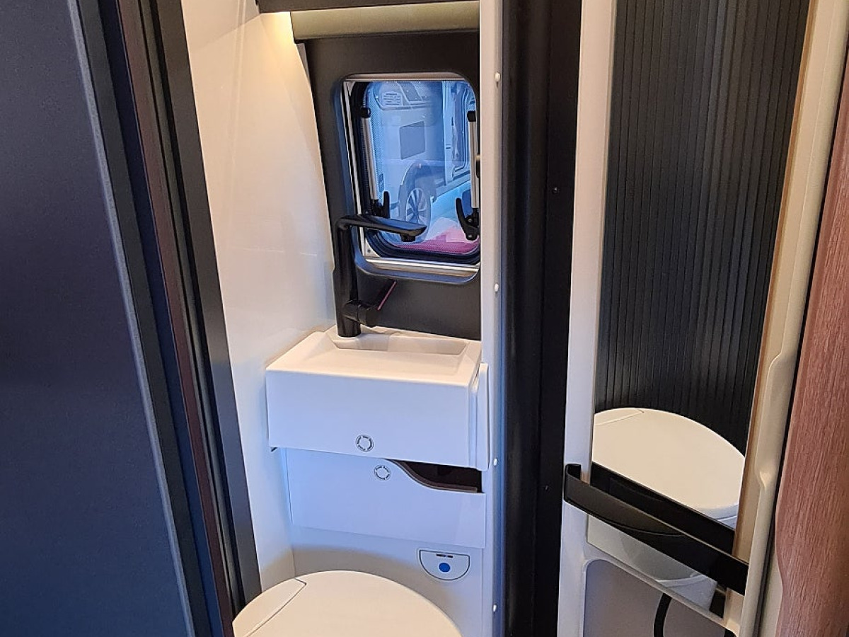 Knaus 630 ME BoxLife automatlåda, lyftsäng, högt tak, bild 9 av 13