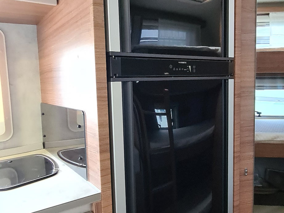 Knaus 500 KD sport 3vånings-säng, lufttält, markis, bild 8 av 16