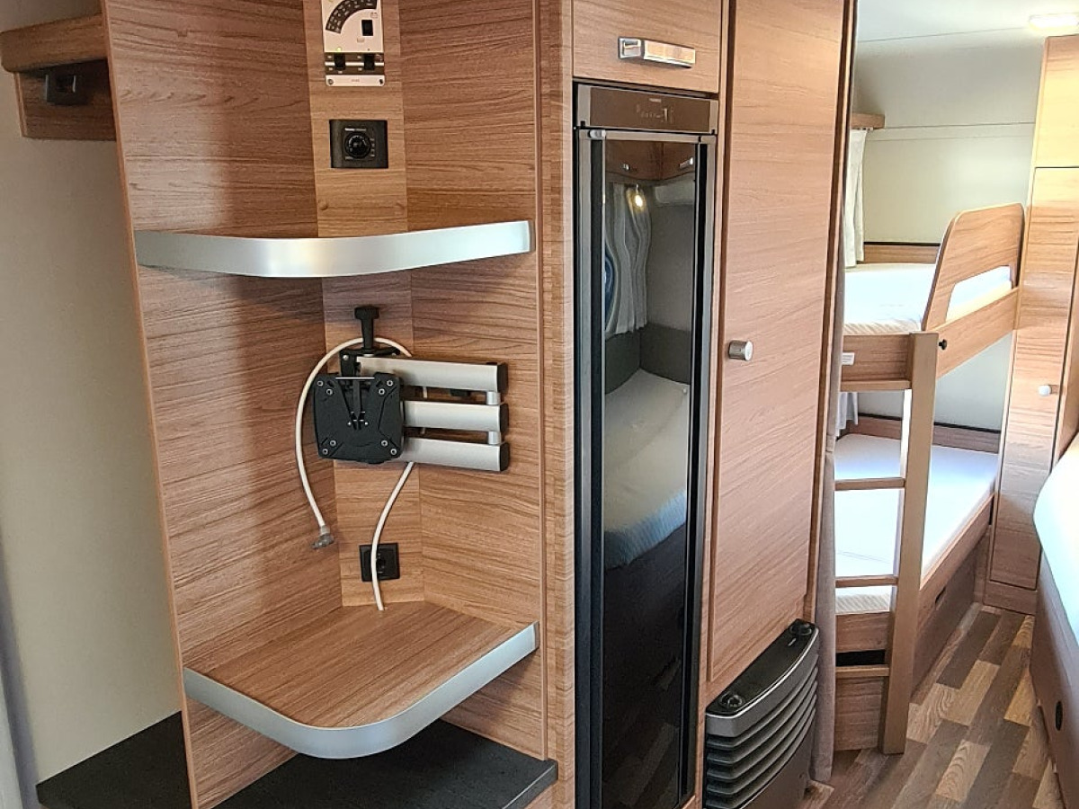 Weinsberg 550 UK Caraone solceller, tv-antenn, dubbla tv-hållare, bild 10 av 11