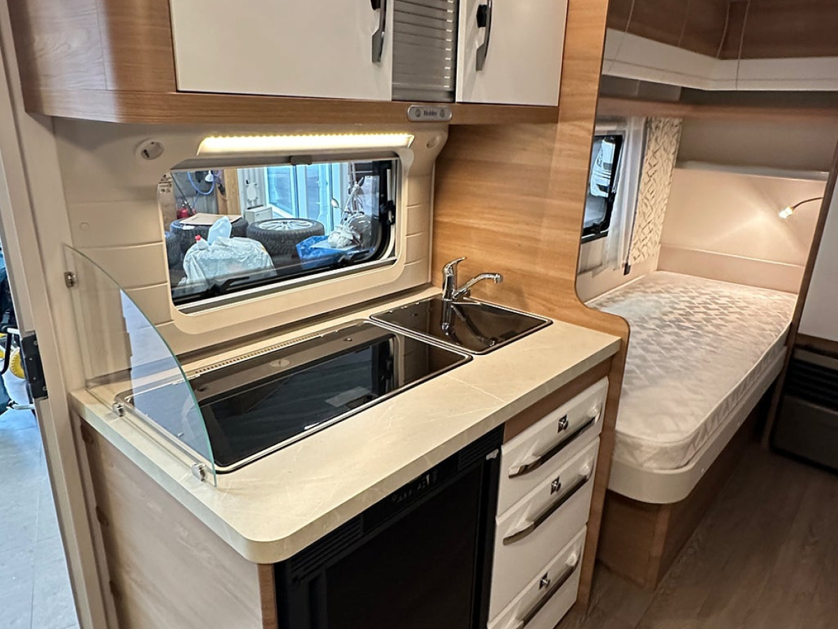 Hobby Hobby 460 De Luxe Långbädd, mover, markis, 1 ägare, bild 7 av 28