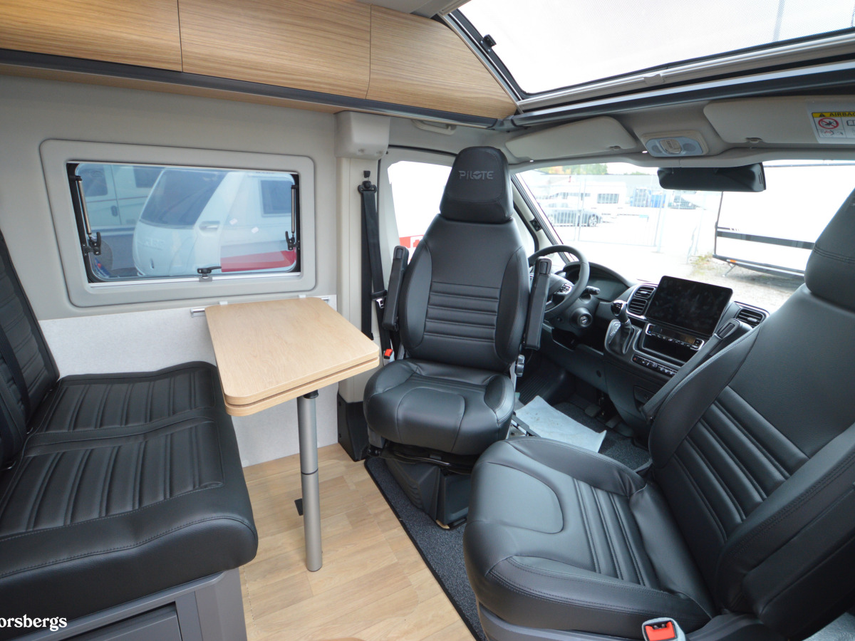 Pilote V630J EVIDENC Shadow Med skydome Stora multimediapaketet med trådlös laddning och digital instrumentpanel, bild 27 av 29