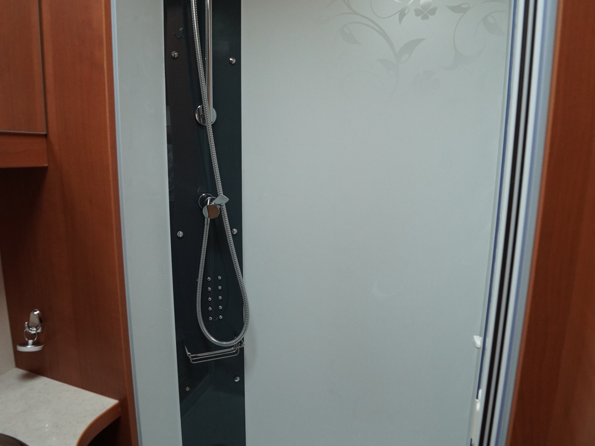 Rapido 7065, Hydrauliska stödben, Automat, Alde, Solcell, bild 15 av 20
