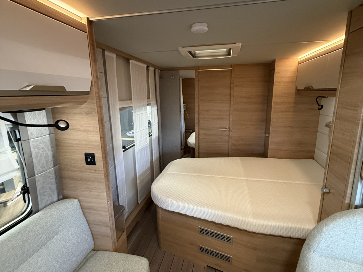 Knaus Südwind 650 PXB Queenbädd, bild 8 av 18