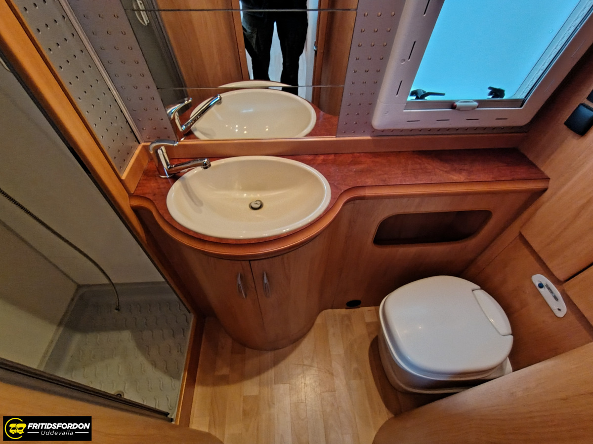 Hobby 650 EC Låga bäddar med toa dusch längst bak, bild 15 av 16