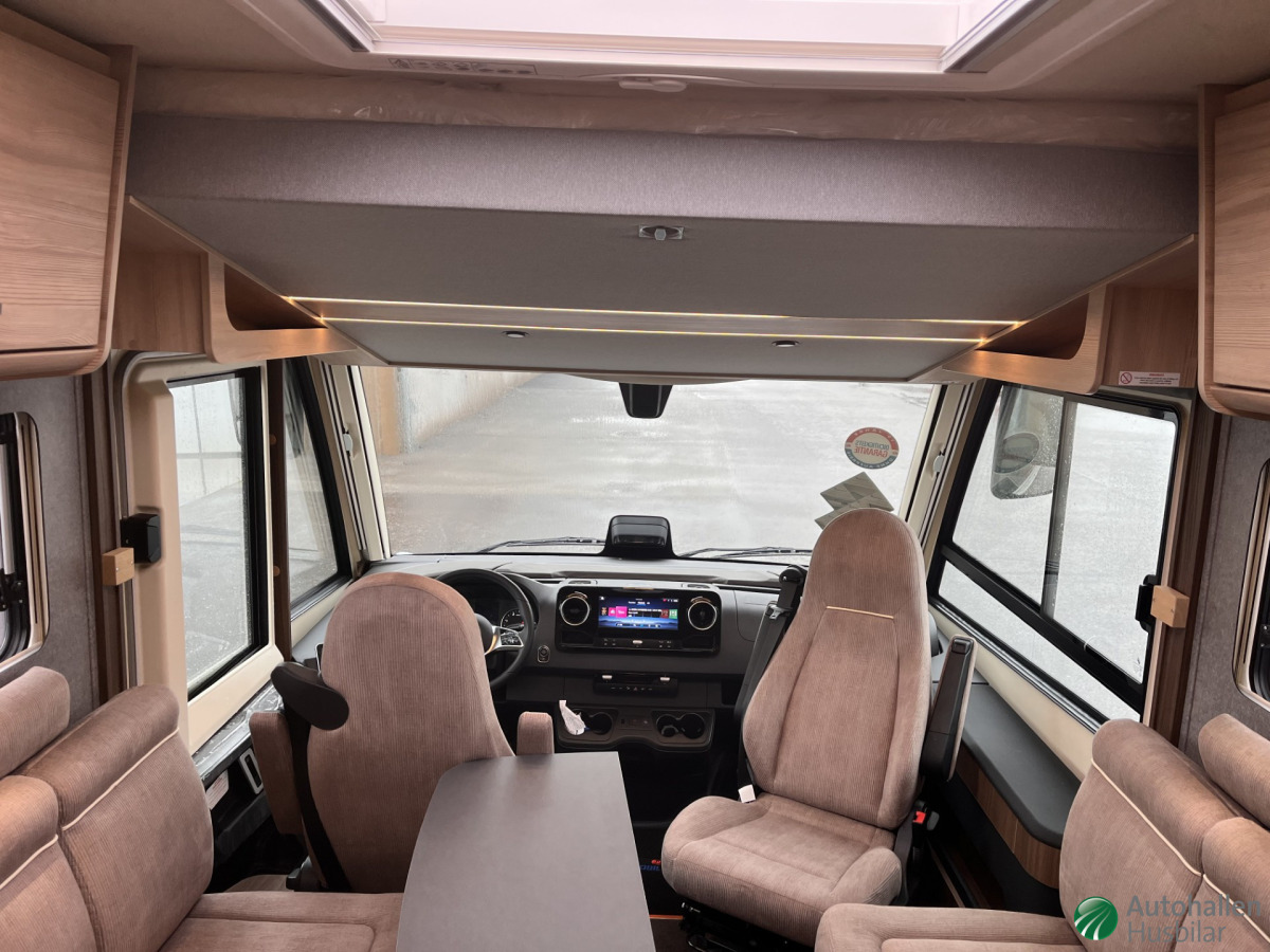 Eura Mobil Integra Line 726 EF Mercedes GT / Långbäddar, bild 6 av 16