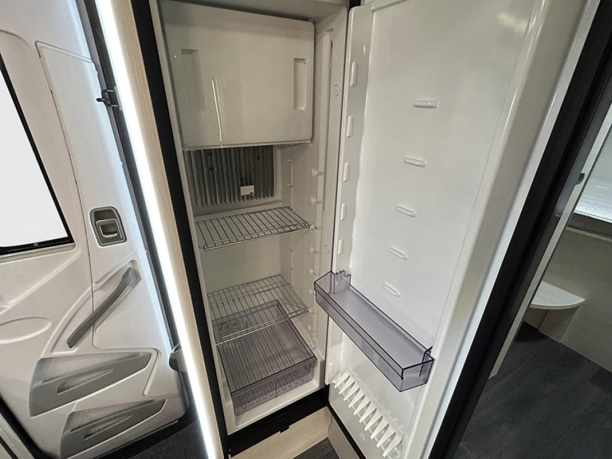Chausson 720 170HK AUTOMAT 3500KG 6-BÄDDAR 5-Sits AC SOLCELL CYKELSTÄLL, bild 21 av 50