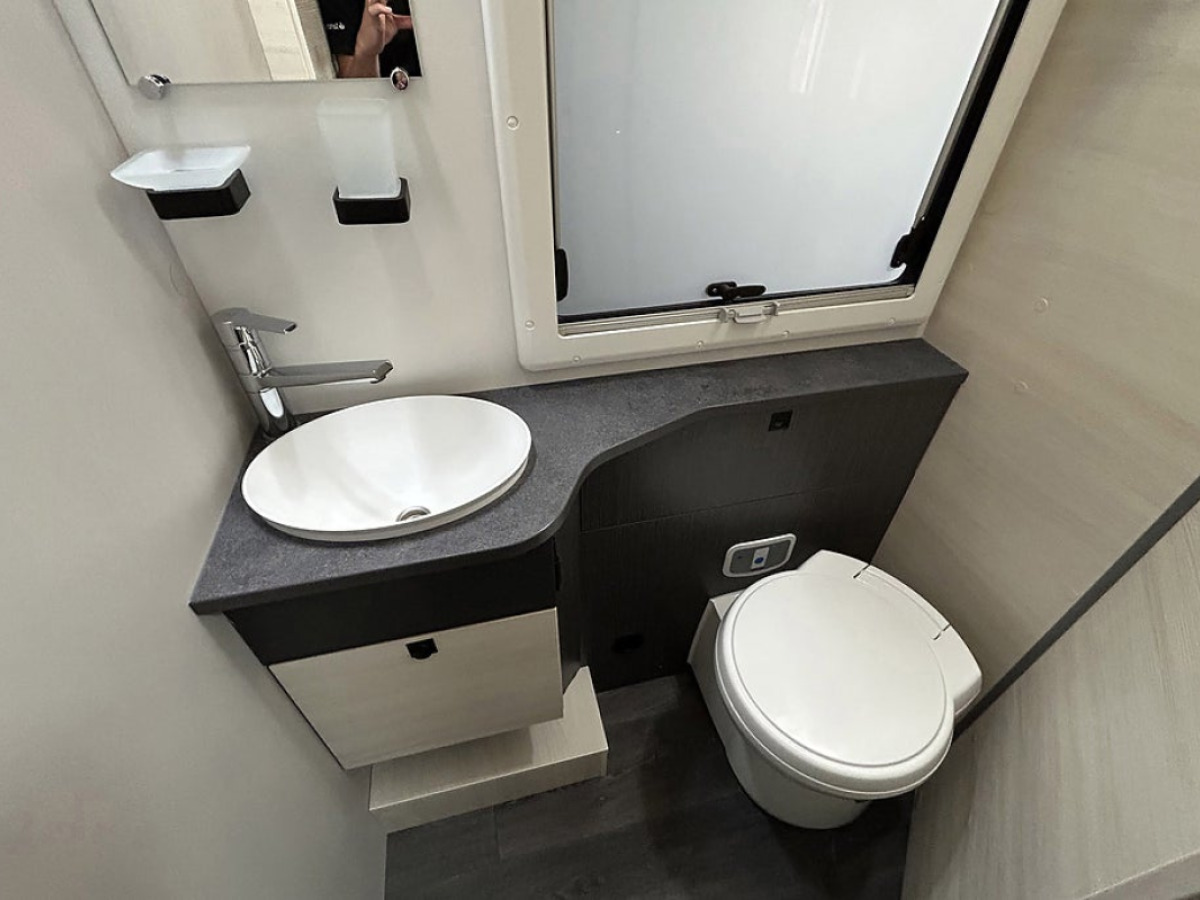 Chausson 720 170HK AUTOMAT 3500KG 6-BÄDDAR 5-Sits AC SOLCELL CYKELSTÄLL, bild 25 av 50