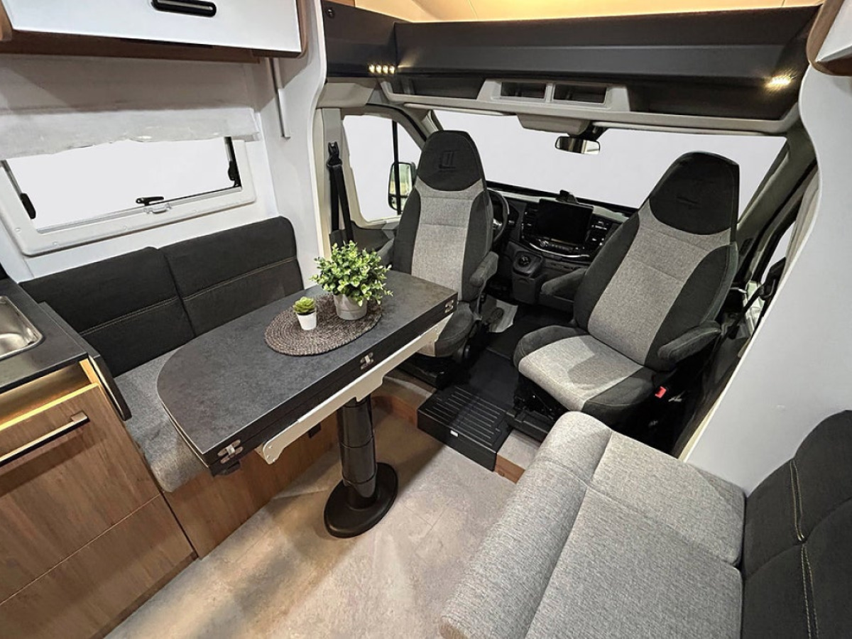 CHALLENGER 337 Graphite Edition 165hk AUTOMAT Face-To-Face Långbäddar, bild 5 av 49